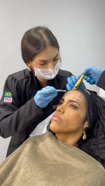 Dra. Luma Dorr realizando procedimento de harmonização facial na clínica EmagreFACE